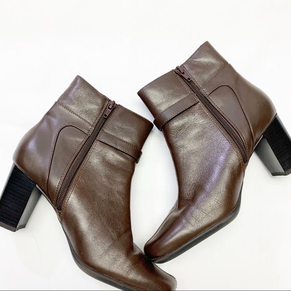 Nine & CO Women’s Brown Leather upper Ankle Bootie Size. 2 1/2 “ heel.  Good Con - Picture 8 of 9